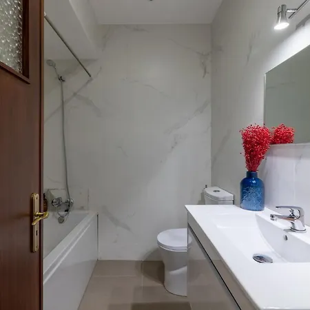 Downtown 2 Minutes By Walk To Center And Metro-direct To Airpot T4 Appartamento