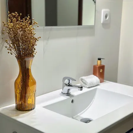 Downtown 2 Minutes By Walk To Center And Metro-direct To Airpot T4 Appartamento *