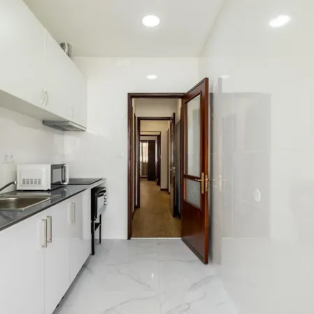 Downtown 2 Minutes By Walk To Center And Metro-direct To Airpot T4 Apartment