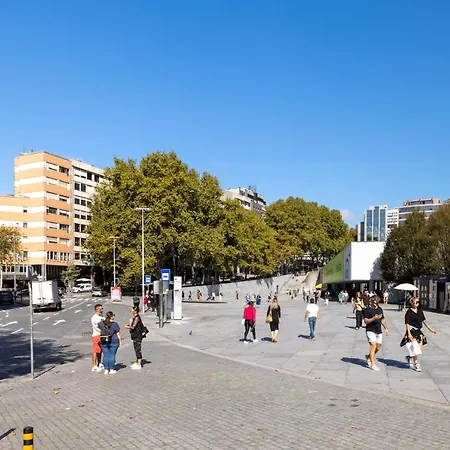 Downtown 2 Minutes By Walk To Center And Metro-direct To Airpot T4 Apartment *