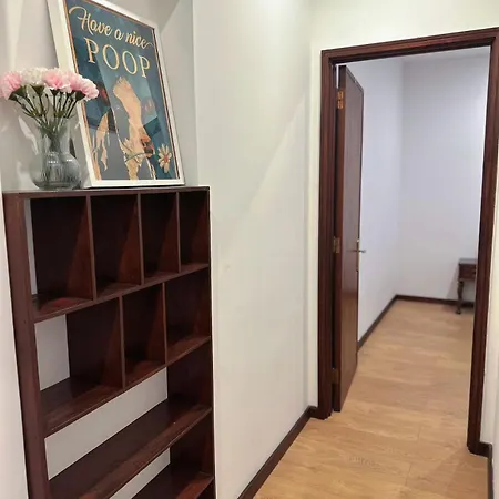 Downtown 2 Minutes By Walk To Center And Metro-direct To Airpot T4 Apartment *