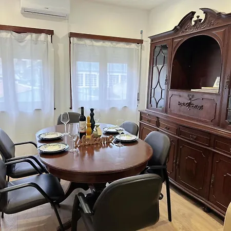 Downtown 2 Minutes By Walk To Center And Metro-direct To Airpot T4 Apartment *